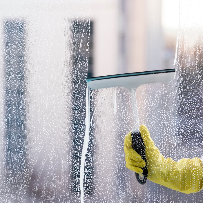 Lavage de baie vitrée avec raclette professionnelle et mousse nettoyante