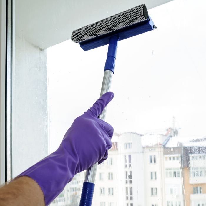 Nettoyage de vitre intérieure avec raclette télescopique pour une finition sans traces